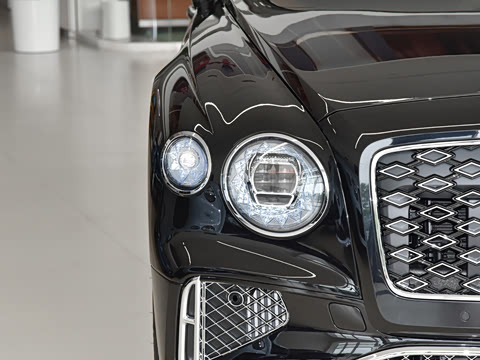 2026�� 4.0T V8 Mulliner