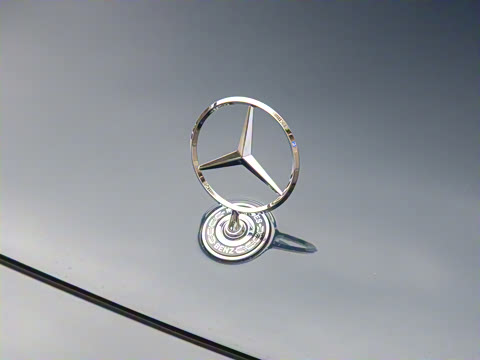 2025�� �Ŀ� E 300 L ������