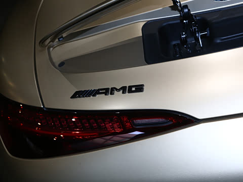 2026�� AMG SL 63 Golden Coast