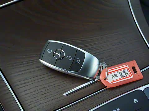 2020�� GLC 300 L 4MATIC ������