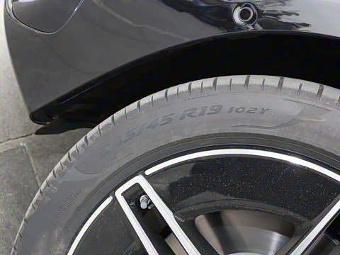 2025�� �Ŀ� E 300 L �����˶���