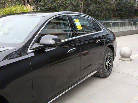 2025�� �Ŀ� E 300 L �����˶���