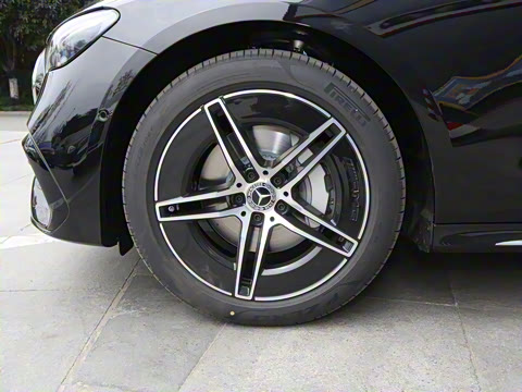 2025�� �Ŀ� E 300 L �����˶���