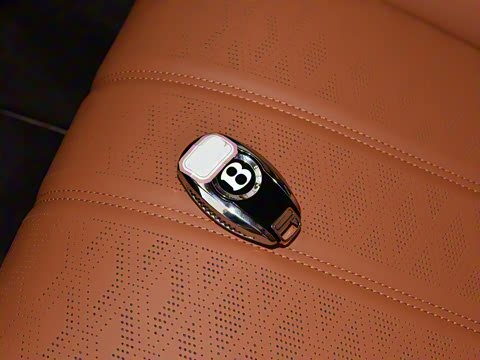 2026�� 4.0T V8 Mulliner