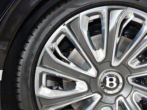 2026�� 4.0T V8 Mulliner