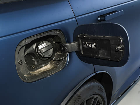 2025�� 4.4 V8 SV Edition Two