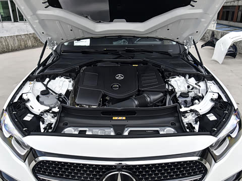 2025�� �Ŀ� E 260 �˶���