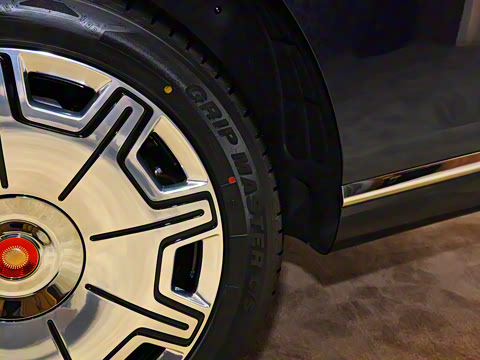 2025�� 4.0T V8 ��ͤ���϶��ư�