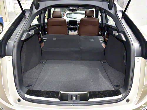 感应后备厢,电动后备厢位置记忆功能,它的行李厢容积后排座椅放倒的话