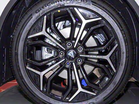 2025�� 300Ultra  �����Ǽ�AD PRO���̰�