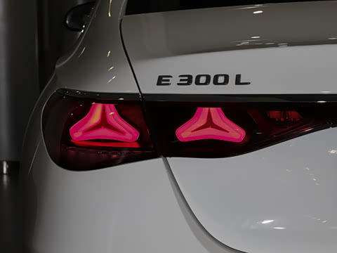 2025�� �Ŀ� E 300 L ������