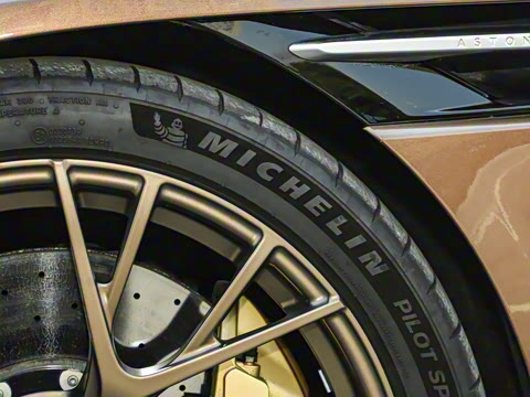 2025�� 4.0T V8 Volante