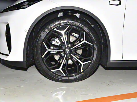 2025�� 300UltraǬ���Ǽ�ADS SE���̰�