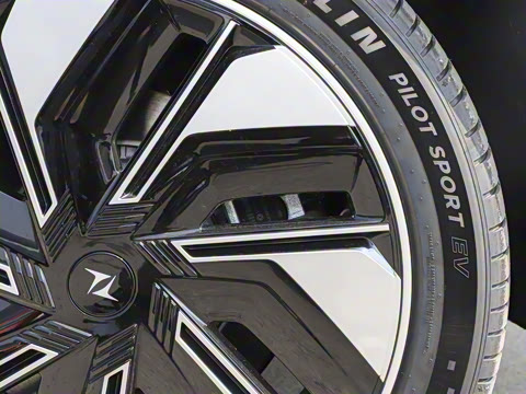 2025�� 636Ultra���Ȱ� 5��