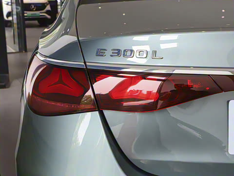 2025�� �Ŀ� E 300 L ������