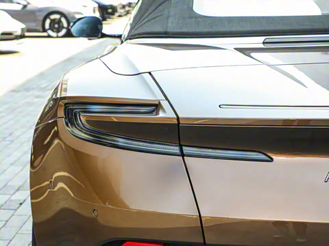 2025�� 4.0T V8 Volante