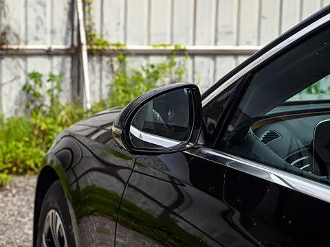 2025�� �Ŀ� E 260 L �˶���