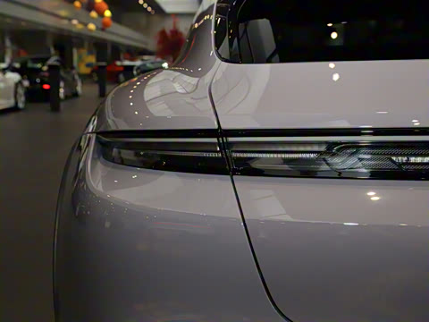 2024�� Taycan 4 Cross Turismo