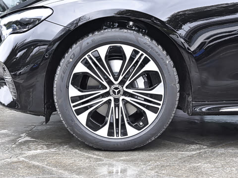 2025�� �Ŀ� E 300 L ������