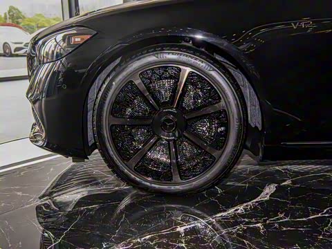 2025�� �Ŀ� S 680 4MATIC ��ҹ��