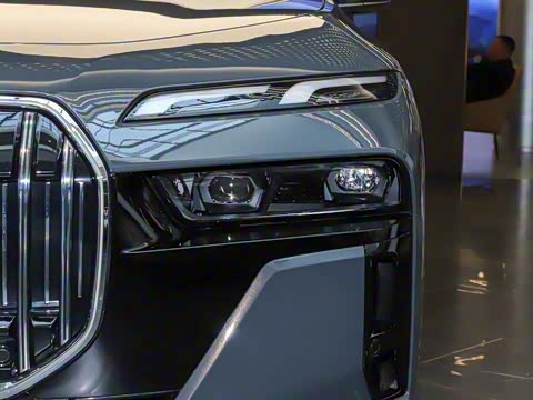 2023�� 735Li M�˶���װ