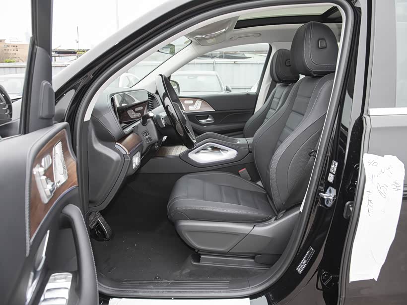 内饰方面,奔驰gls同样不遗余力地打造奢华舒适的驾乘空间.