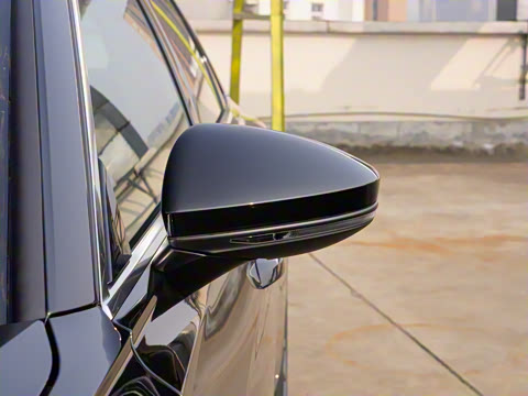 2025�� 40 TFSI ����������