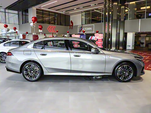 2025�� 525Li M�˶���װ