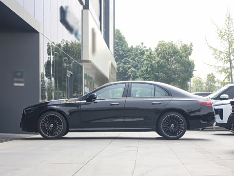 2025�� �Ŀ� E 300 �������˶���