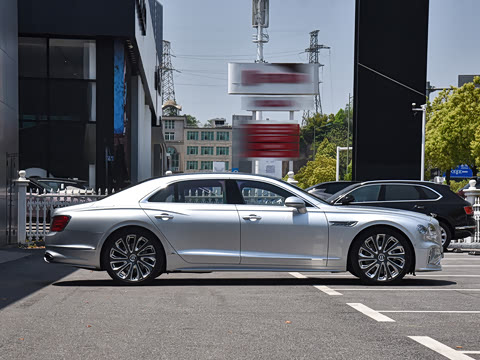 2026�� 4.0T V8 Mulliner