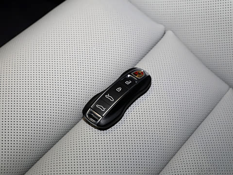 2024�� Taycan 4 Cross Turismo