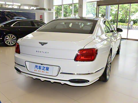 2026�� 4.0T V8 Mulliner