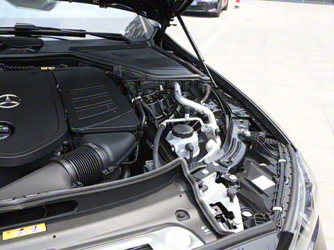 2025�� �Ŀ� E 300 �������˶���