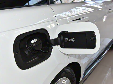 2025�� 3.0 L6 360PS ʢ����