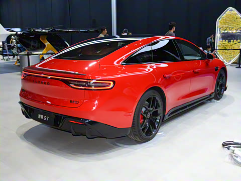 2025�� 703km Ultra�˶���