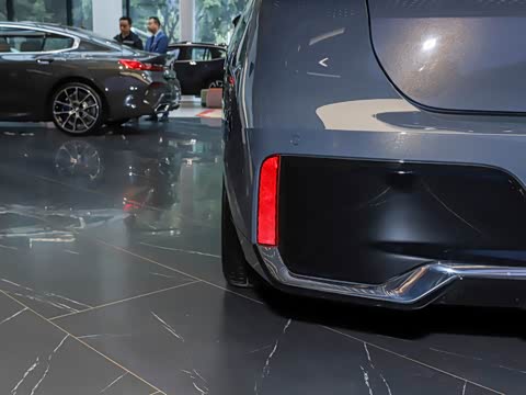 2023�� 735Li M�˶���װ