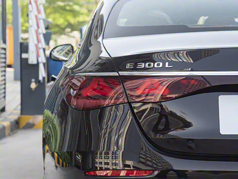 2025�� �Ŀ� E 300 L ������