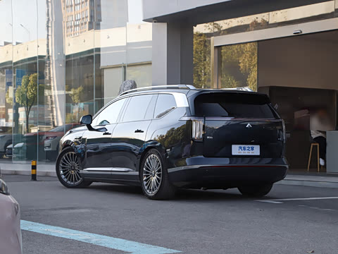 2025�� 700 Ultra�������������״��