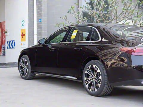 2025�� �Ŀ� E 300 L ������