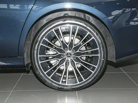 2025�� E 300 L �����