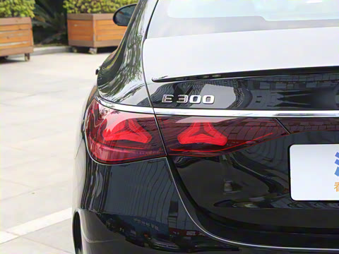 2025�� �Ŀ� E 300 �������˶���