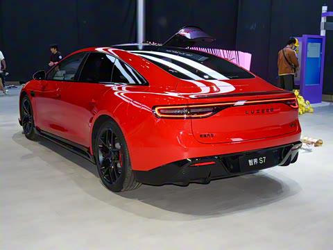 2025�� 703km Ultra�˶���