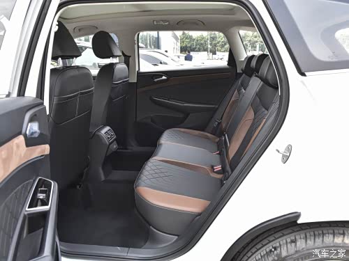 轴距为2730mm,定位中型suv,后排座椅支持4/6比例放倒,并配备了3个独立