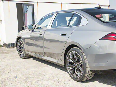 2025�� 530Li ������ M�˶���װ