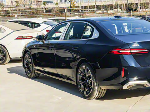 2025�� 530Li ������ M�˶���װ