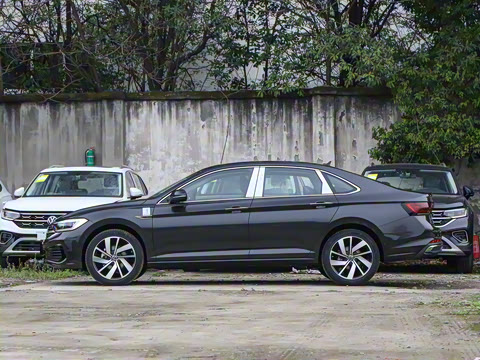 2025�� �Ŀ� 300TSI DSG׿Խ��