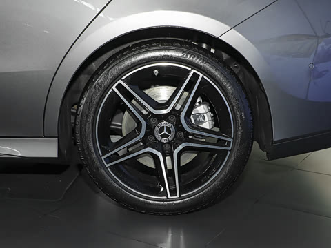 2025�� CLA 260 4MATIC