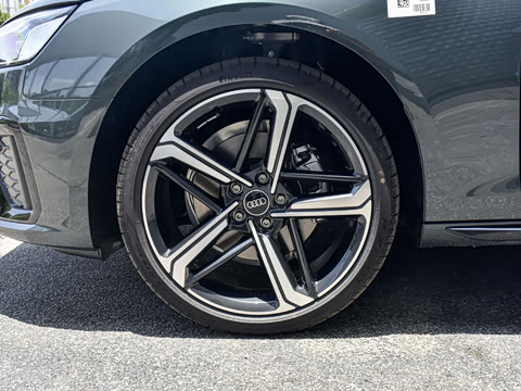 2025�� 200���������� 40 TFSI ����������