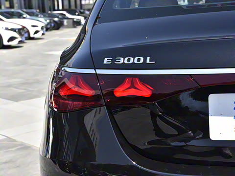 2025�� �Ŀ� E 300 L �����