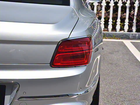 2026�� 4.0T V8 Mulliner